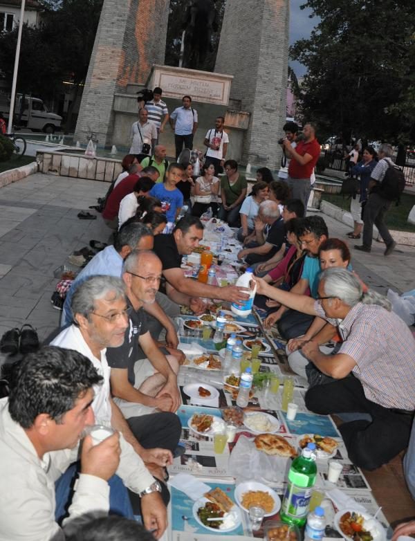 Denizli'de yery&uuml;z&uuml; sofrası kuruldu