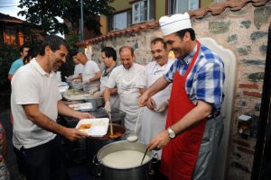 Başkan &ouml;nl&uuml;ğ&uuml; taktı, &ccedil;orbaları dağıttı