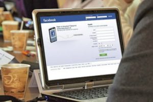 Facebook'taki her konuşma okunuyor