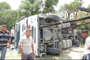 Hafriyat kamyonu tren raylarına devrildi