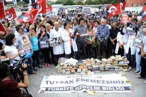 Adliye &ouml;n&uuml;nde "kitaplı" eylem