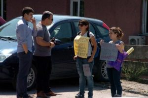 İki kız kardeşten sağlık M&uuml;d&uuml;rl&uuml;ğ&uuml; &ouml;n&uuml;nde protesto