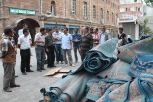 Caminin &ccedil;alınan halıları bulundu