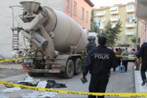 Beton mikseri pompası patladı