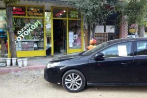 D&uuml;kkanın &ouml;n&uuml;ne park eden ara&ccedil; sahibine ilgin&ccedil; tepki