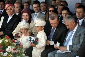 Başbakan, &ccedil;ocuklara "bor&ccedil;" para verdi