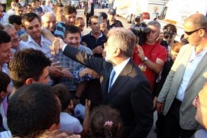 Yıldız'dan pamuk şeker satıcısına u&ccedil;ak bileti