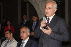 Vali Mutlu, dar&uuml;laceze sakinleriyle oru&ccedil; a&ccedil;tı