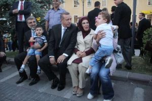 Başbakan ve eşi, Enerji Bakanı ile akşam gezintisi yaptı
