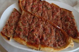 Sahur vakti kıymalı pide kavgası