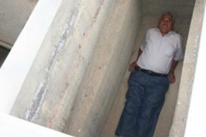 &Ouml;lmeden kendi mezarına girdi