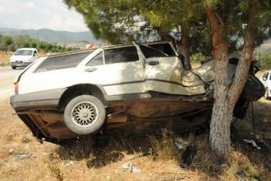 Bursa'daki kazada otomobil hurdaya d&ouml;nd&uuml;