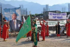 Kız yurduna mehterli temel atma t&ouml;reni