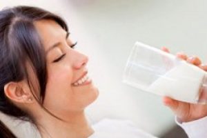 Tokluk i&ccedil;in s&uuml;t kolay sindirim i&ccedil;in meyve suyu t&uuml;ketin
