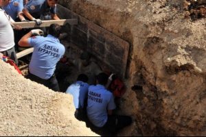 Kanalizasyon &ccedil;ukurunda &ccedil;alışan iş&ccedil;i toprak altında kaldı