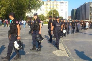 Polis Gezi Parkı girişlerini kapattı
