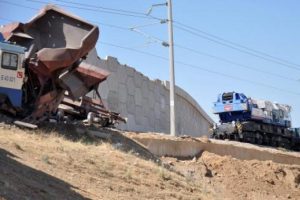 İki tren kafa kafaya &ccedil;arpıştı: 1 yaralı