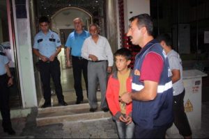 Asans&ouml;rde mahsur kalan &ccedil;ocuğu itfaiye kurtardı