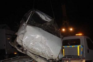 Ara&ccedil; dereye u&ccedil;tu: 2 &ouml;l&uuml;, 1 yaralı