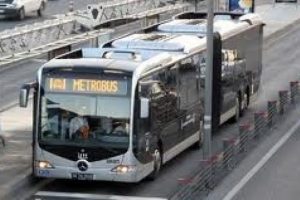 Metrob&uuml;se k&uuml;freden gence 2 yıl hapis