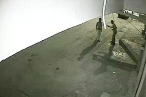 Arkadaşını bı&ccedil;akladı