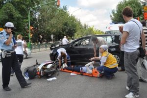 Elektirikli bisiklet  ile otomobil &ccedil;arpıştı