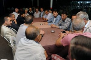 D&uuml;ndar iftar sonrası halkı dinliyor