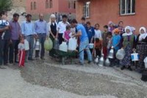Su sıkıntısı kadın ve erkeklerin arasını a&ccedil;tı