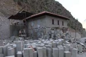 Neredeyse sular altında kalıyordu