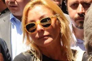 &Uuml;mit Boyner g&ouml;zyaşlarına boğuldu