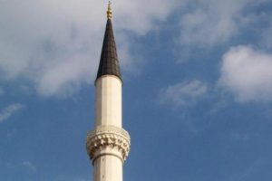 Cami &ouml;n&uuml;ne domuz başı bırakıldı