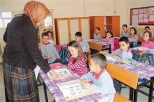 Baş&ouml;rt&uuml;l&uuml; &ouml;ğretmene itiraz g&ouml;revden etti