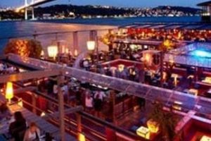 Gece kul&uuml;b&uuml;n&uuml;n tuvaletinde seviştiler, yaka pa&ccedil;a atıldılar!