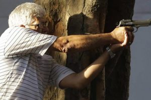 Mısırlı sanat&ccedil;ı g&ouml;stericilere ateş a&ccedil;tı