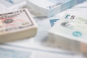 Dolar g&uuml;ne yine d&uuml;ş&uuml;şle başladı