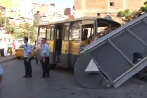 Freni patlayan minib&uuml;s dehşet sa&ccedil;tı