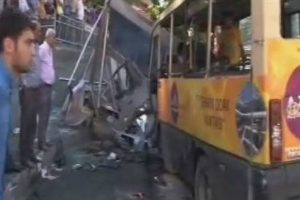 Freni patlayan minib&uuml;s otob&uuml;s durağına daldı