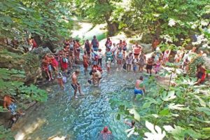 Doğa harikasına turist akını