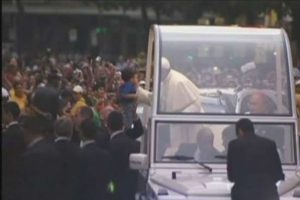 Papa'ya coşkulu karşılama