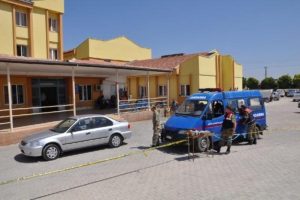 Ka&ccedil;ak&ccedil;ılar askere saldırdı: 7 yaralı