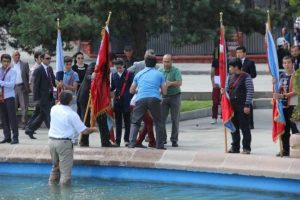 T&ouml;rende bayılan kız &ouml;ğrenci havuza d&uuml;şt&uuml;