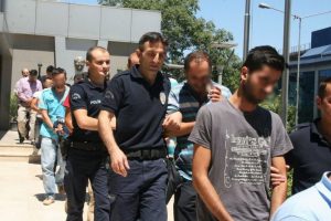Romanlara saldıran zanlılar adliyeye sevk edildi