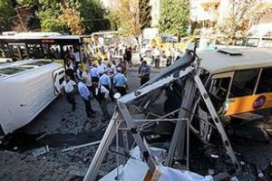 Yolcu minib&uuml;s&uuml; durağa girdi: 7 yaralı