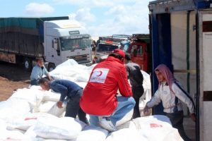 Suriyeli m&uuml;ltecilere 8 tırlık yardım