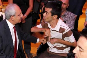 Kılı&ccedil;daroğlu engelli vatandaşlarla sohbet etti