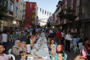 Bakan Bağış, sokak iftarında