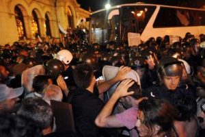 Milletvekillerini parlamentoya hapsettiler