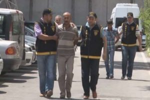 Kapıcı, hasmını &ouml;ld&uuml;rd&uuml;