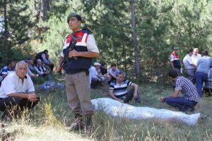 Ecel eşinin fel&ccedil; ge&ccedil;irdiği yolda yakaladı