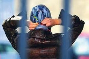 T&uuml;rban y&uuml;z&uuml;nden ihra&ccedil; edilen &ouml;ğretmene d&ouml;n&uuml;ş yolu